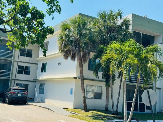 APT-315 - 4215 University Dr, Condo with 2 bedrooms, 2 bathrooms and null parking in Sunrise FL | Image 9