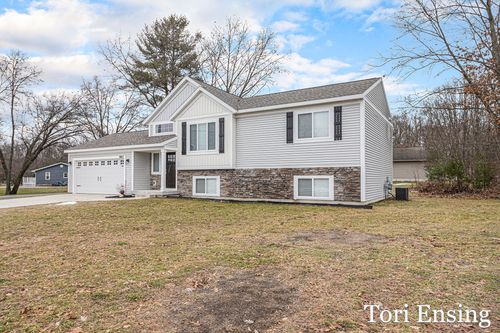 8802 Huron Dr, Howard City, MI, 49329-8003 | Card Image