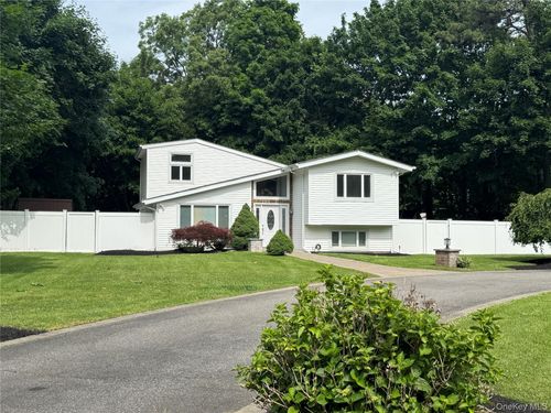 26 Fox Ln, Shoreham, NY, 11786-2228 | Card Image
