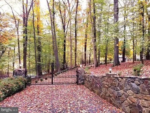 9112 Potomac Ridge Rd, GREAT FALLS, VA, 22066-4106 | Card Image