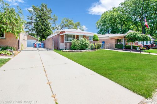 27374 Townsend Ave, Warren, MI, 48092-2720 | Card Image
