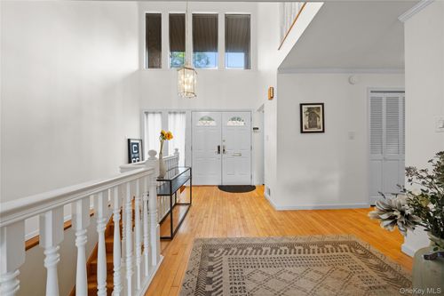 38 Windsor Gate Dr, New Hyde Park, NY, 11040-1061 | Card Image