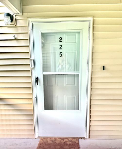 225 Concord Ln, Middletown, NY, 10940-6656 | Card Image