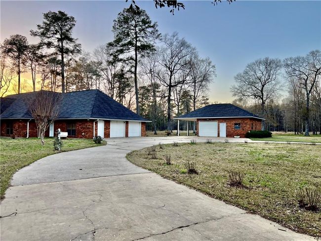 Circle driveway off private road | Image 4