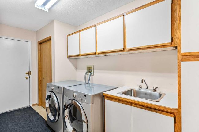 1038 Shawnee Rd Sw, Home with 3 bedrooms, 3 bathrooms and 4 parking in Calgary AB | Image 28
