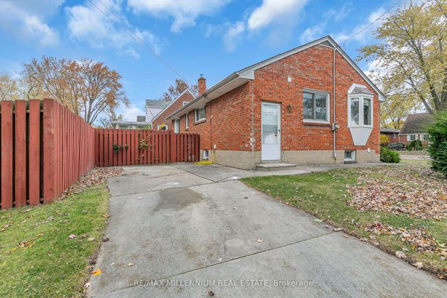 991 Parkview Ave, House other with 5 bedrooms, 2 bathrooms and 2 parking in Windsor ON | Image 4