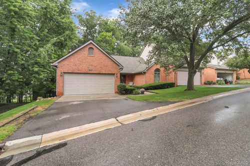 95-860 Woodridge Hills Dr, Brighton, MI, 48116-2402 | Card Image