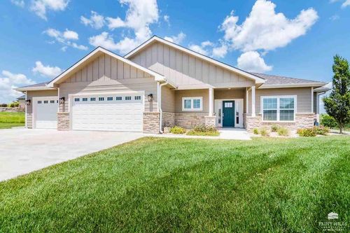 4013 Macinnes Ct, Manhattan, KS, 66503-2647 | Card Image