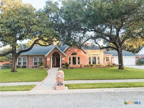 303 Woodlands Ln, Victoria, TX, 77904-3373 | Card Image
