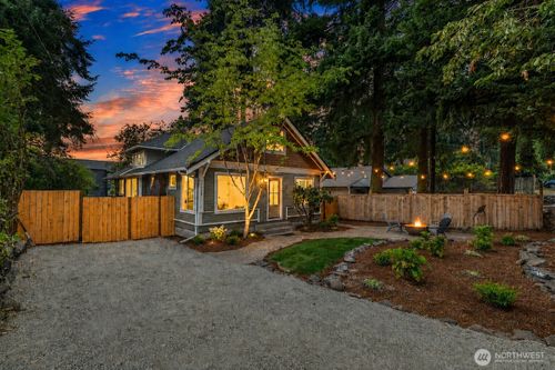 10733 Interlake Ave N, Seattle, WA, 98133-8907 | Card Image