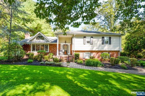 529 Covington Place, Wyckoff, NJ, 07481 | Card Image