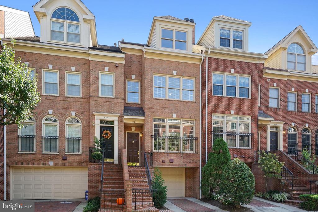 Colonial Ct, Arlington, VA 22209