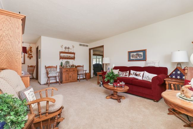 34 Pembrook Cir, House other with 3 bedrooms, 2 bathrooms and 2 parking in Bloomington IL | Image 5