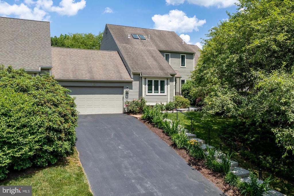 Mews Ln, West Chester, PA 19382