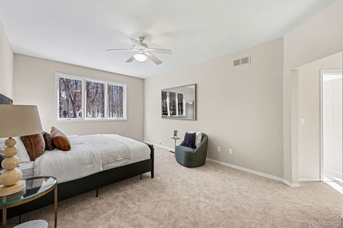 5641 Golf Pointe Dr, Clarkston, MI, 48348-5148 | Card Image