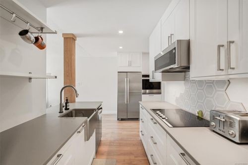 301-1680 Poplar Ave, Victoria, BC, V8P4K7 | Card Image