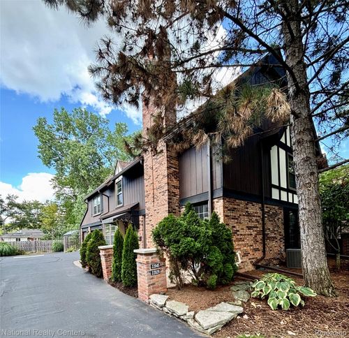 60-22045 Shore Pointe Ln, Saint Clair Shores, MI, 48080-3576 | Card Image