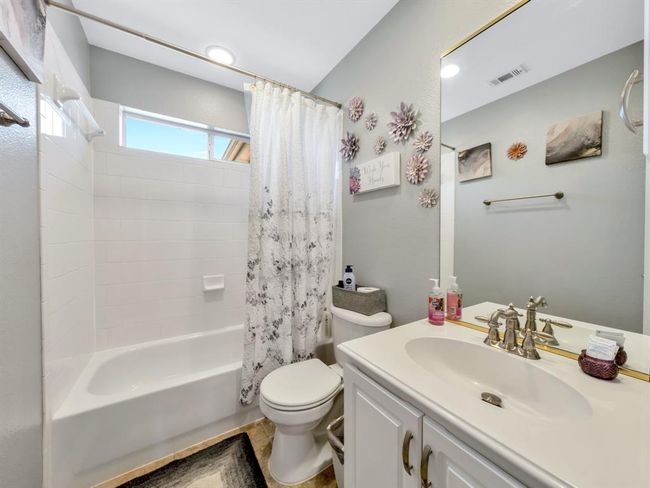 Secondary bathroom UPSTAIRS | Image 40