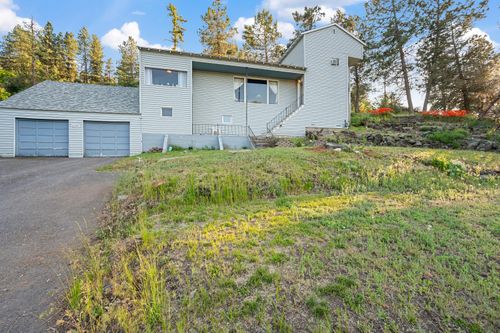 1049 Lakeshore Dr, Klamath Falls, OR, 97601-9101 | Card Image