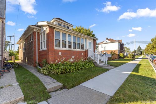 823 Saint Johns St, Wyandotte, MI, 48192-2838 | Card Image