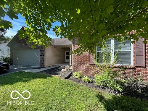 556 Hollowood Ln, Avon, IN, 46123-9217 | Card Image