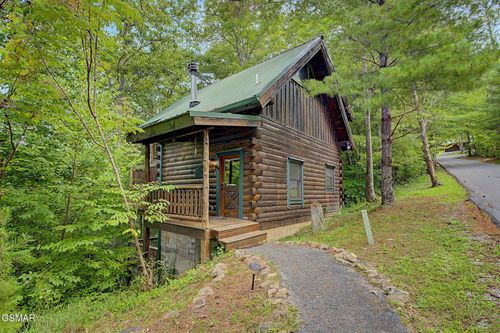 3039 Brothers Way, Pigeon Forge, TN, 37862-7868 | Card Image