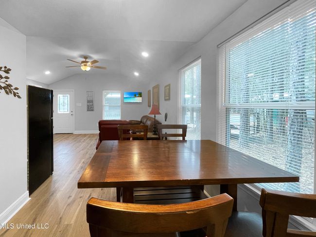 Cabin Dining | Image 16