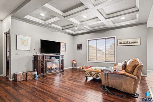 5301 S Breezeway Ave, Sioux Falls, SD, 57108-8347 | Card Image