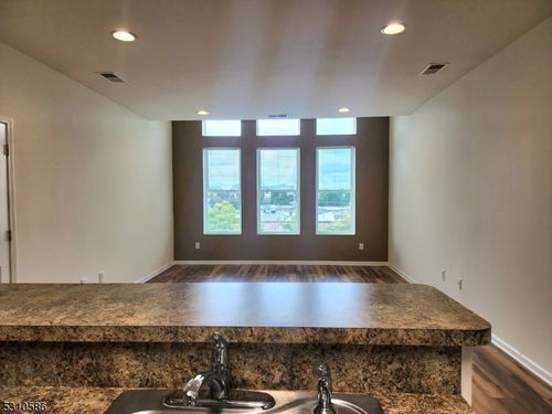 301-62 W Main St, Somerville, NJ, 08876-2216 | Card Image