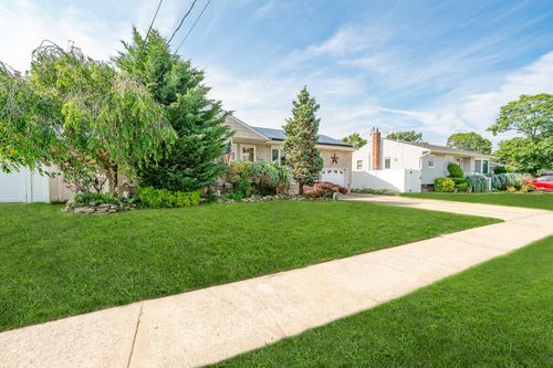 21 Hazel Ave, Farmingdale, NY, 11735-4121 | Card Image