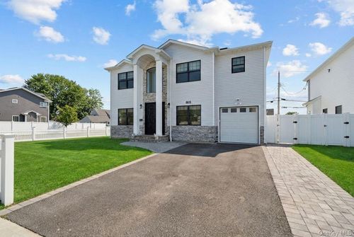 79 Cherry Ln, Hicksville, NY, 11801-6241 | Card Image