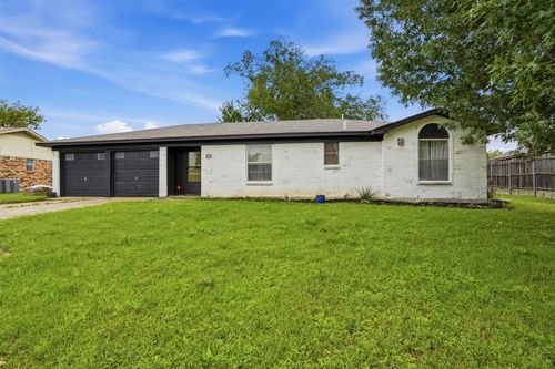 1015 Keller Ave, Benbrook, TX, 76126-3618 | Card Image