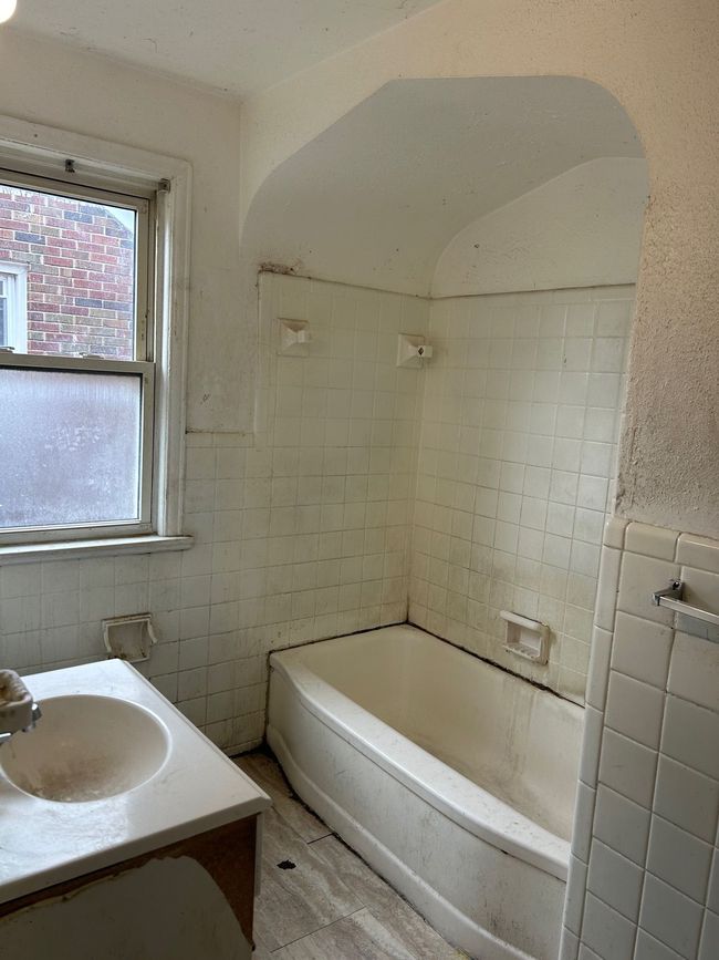 18639 Kentucky St, House other with 3 bedrooms, 2 bathrooms and null parking in Detroit MI | Image 10