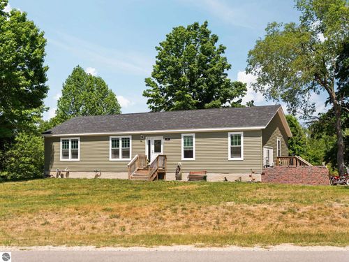 584 Gitchegumee Dr, Buckley, MI, 49620-9552 | Card Image