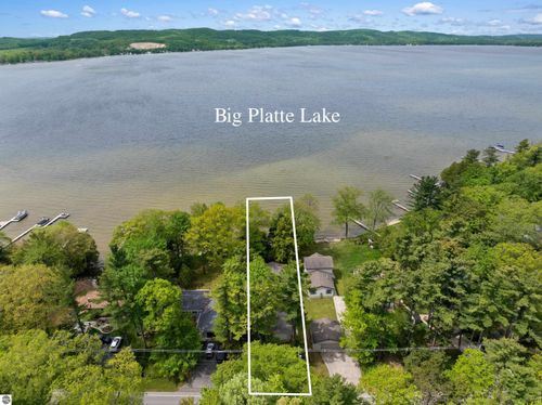 8735 Deadstream Rd, Honor, MI, 49640-9770 | Card Image