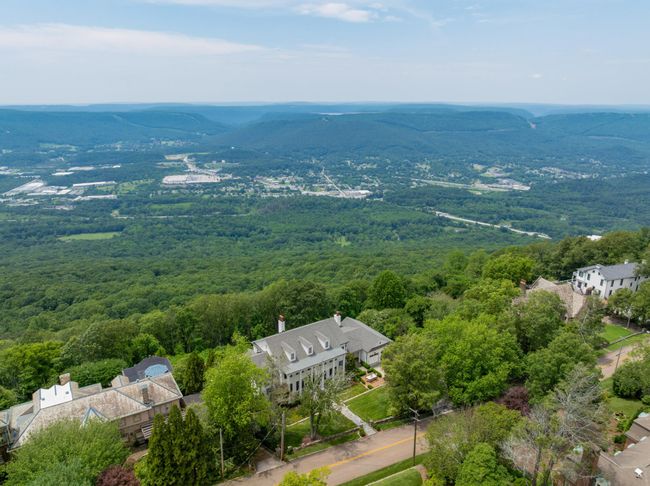 802 W Brow Rd, Home with 7 bedrooms, 8 bathrooms and 4 parking in Lookout Mountain TN | Image 8
