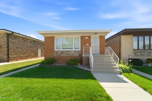 11607 S Avenue J, Chicago, IL, 60617-7468 | Card Image