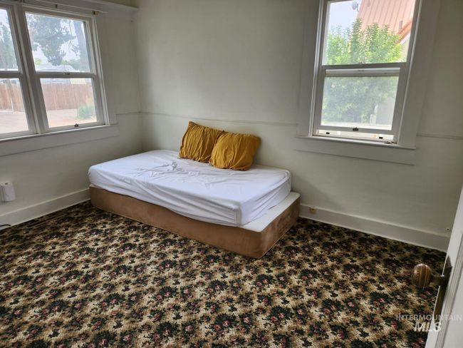 Bedroom with multiple windows | Image 11