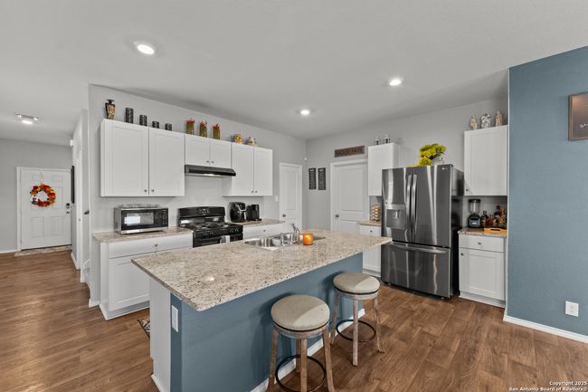 449 Middle Green Loop, House other with 3 bedrooms, 3 bathrooms and null parking in Floresville TX | Image 4