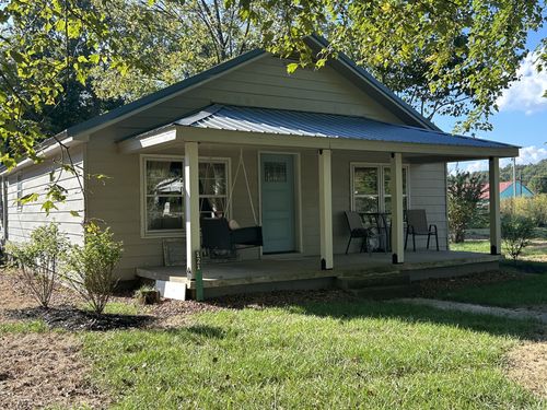 121 2nd St, Big Sandy, TN, 38221-3505 | Card Image