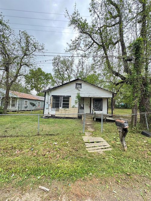 916 Lamar St, Cleveland, TX, 77327-4141 | Card Image
