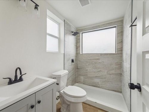 1-905 74th St, Houston, TX, 77011-2813 | Card Image