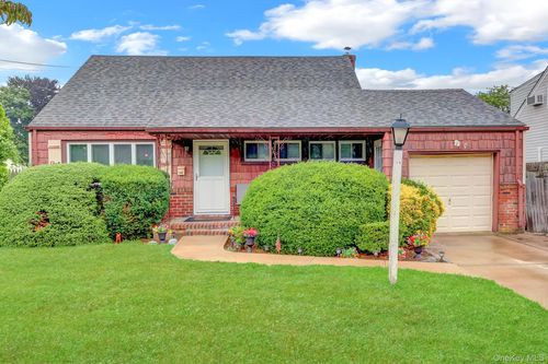 69 Greenwood Dr, Babylon, NY, 11703-3313 | Card Image