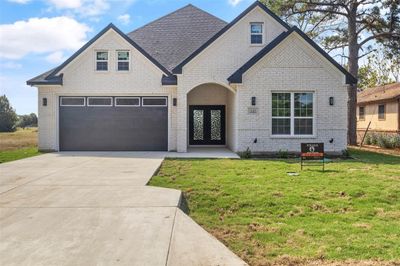 View of front facade featuring a front yard | Image 1