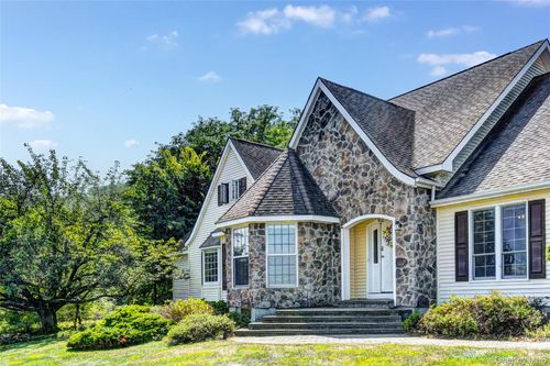3 Lake View Dr, Goshen, NY, 10924-5800 | Card Image