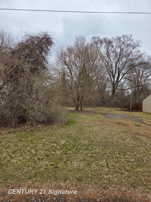 655 Lutzke Rd, Saginaw, MI, 48609-6918 | Card Image