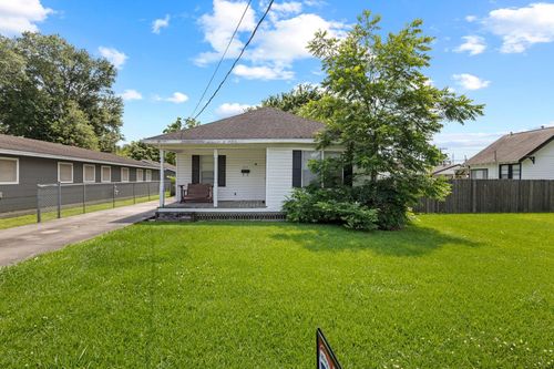 815 N 14th St, Nederland, TX, 77627-3943 | Card Image