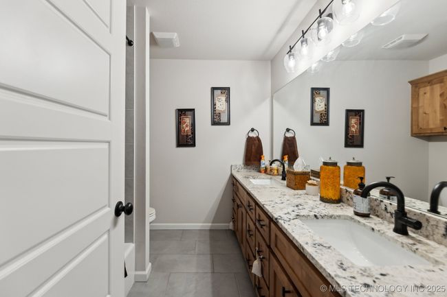 Full guest bathroom. | Image 27