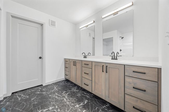 Private Owner's Bath | Image 20