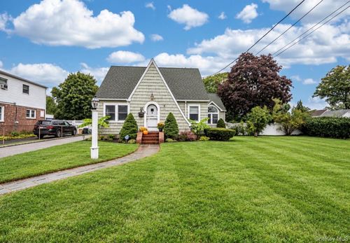 21 James St, Islip, NY, 11751-2605 | Card Image